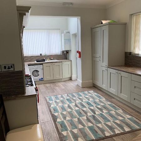 Cheapsleepz 49 Moscow Drive Hotell Liverpool Eksteriør bilde