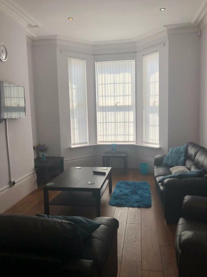 Cheapsleepz 49 Moscow Drive Hotell Liverpool Eksteriør bilde