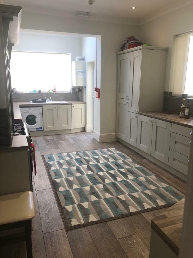 Cheapsleepz 49 Moscow Drive Hotell Liverpool Eksteriør bilde