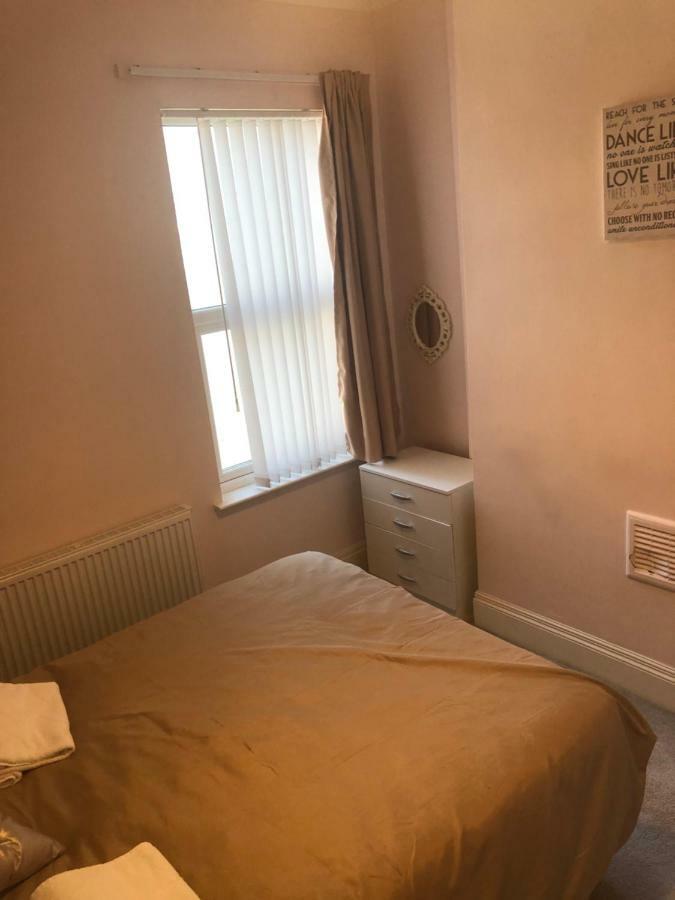 Cheapsleepz 49 Moscow Drive Hotell Liverpool Eksteriør bilde
