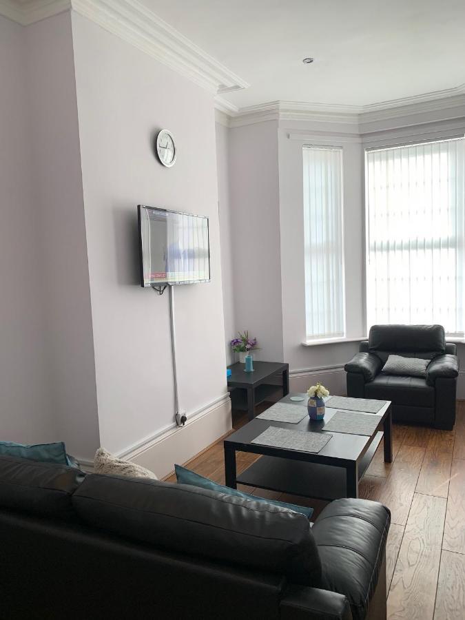 Cheapsleepz 49 Moscow Drive Hotell Liverpool Eksteriør bilde