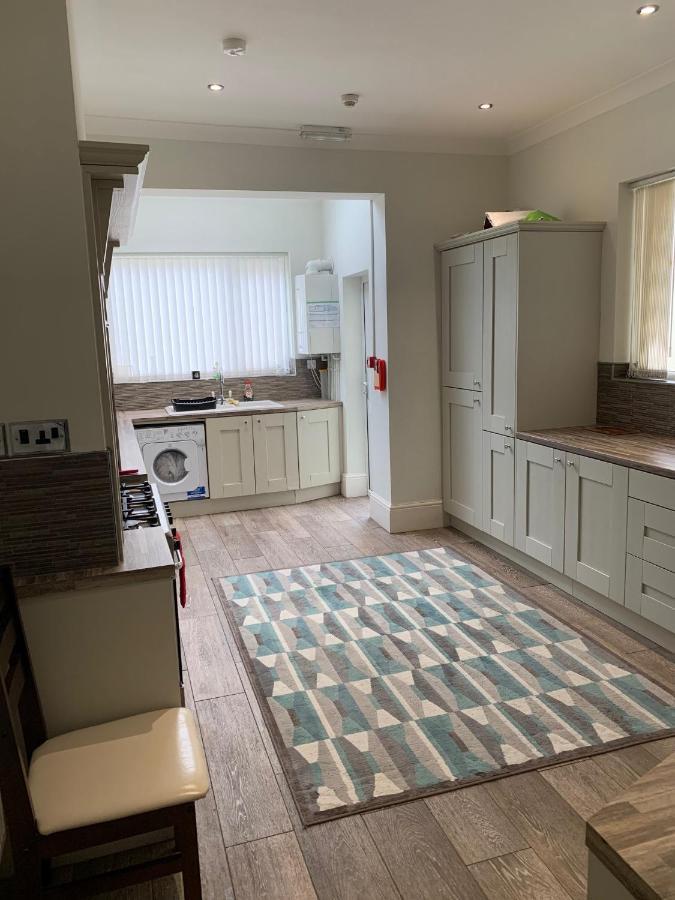 Cheapsleepz 49 Moscow Drive Hotell Liverpool Eksteriør bilde