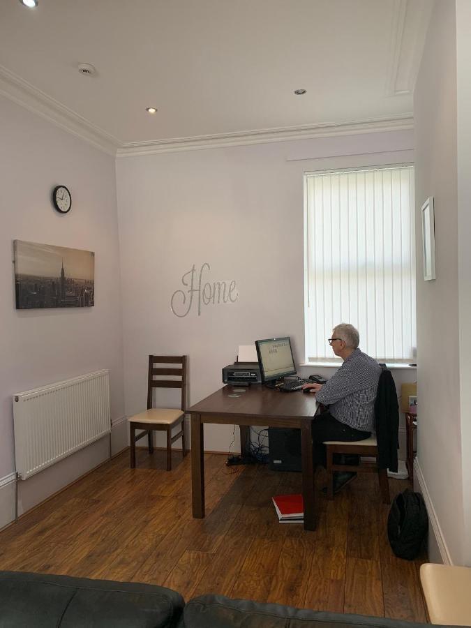 Cheapsleepz 49 Moscow Drive Hotell Liverpool Eksteriør bilde